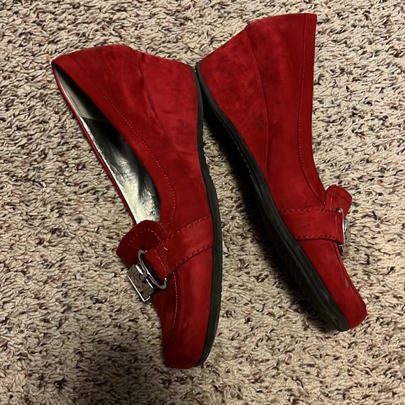 Unisa sz 8 red wedge office/business attire heels silver buckle - Picture 5 of 6